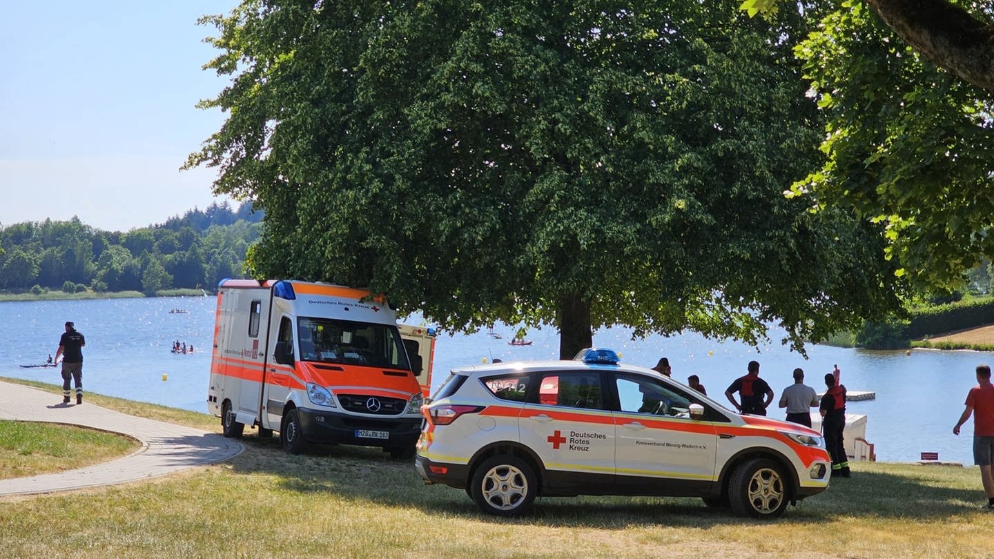 Badeunfall: Polizei und Feuerwehr sind am Badesee im Einsatz