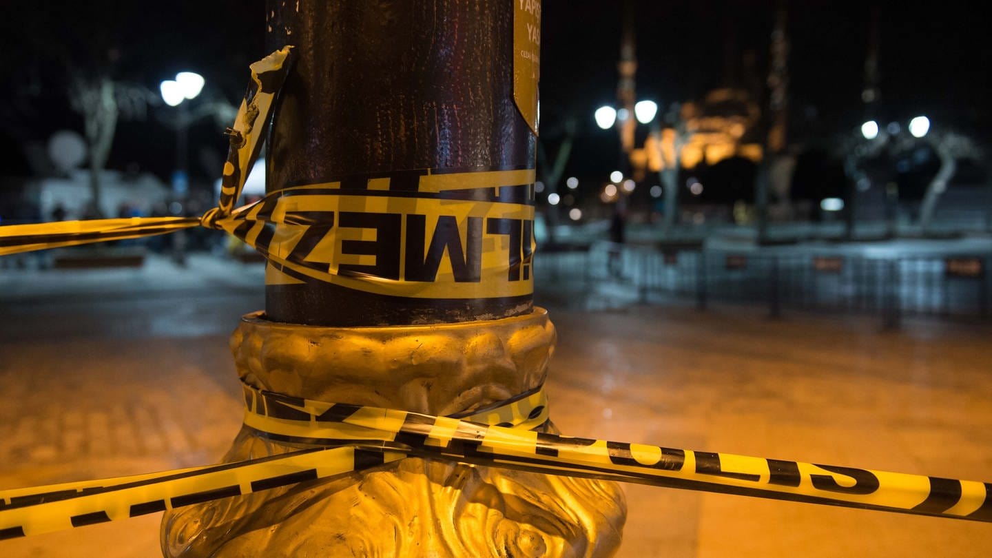 (Symbolbild) Ein Absperrband der türkischen Polizei. In Eskişehir soll ein 18-Jähriger wahllos auf fünf Menschen eingestochen haben.