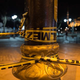 (Symbolbild) Ein Absperrband der türkischen Polizei. In Eskişehir soll ein 18-Jähriger wahllos auf fünf Menschen eingestochen haben.