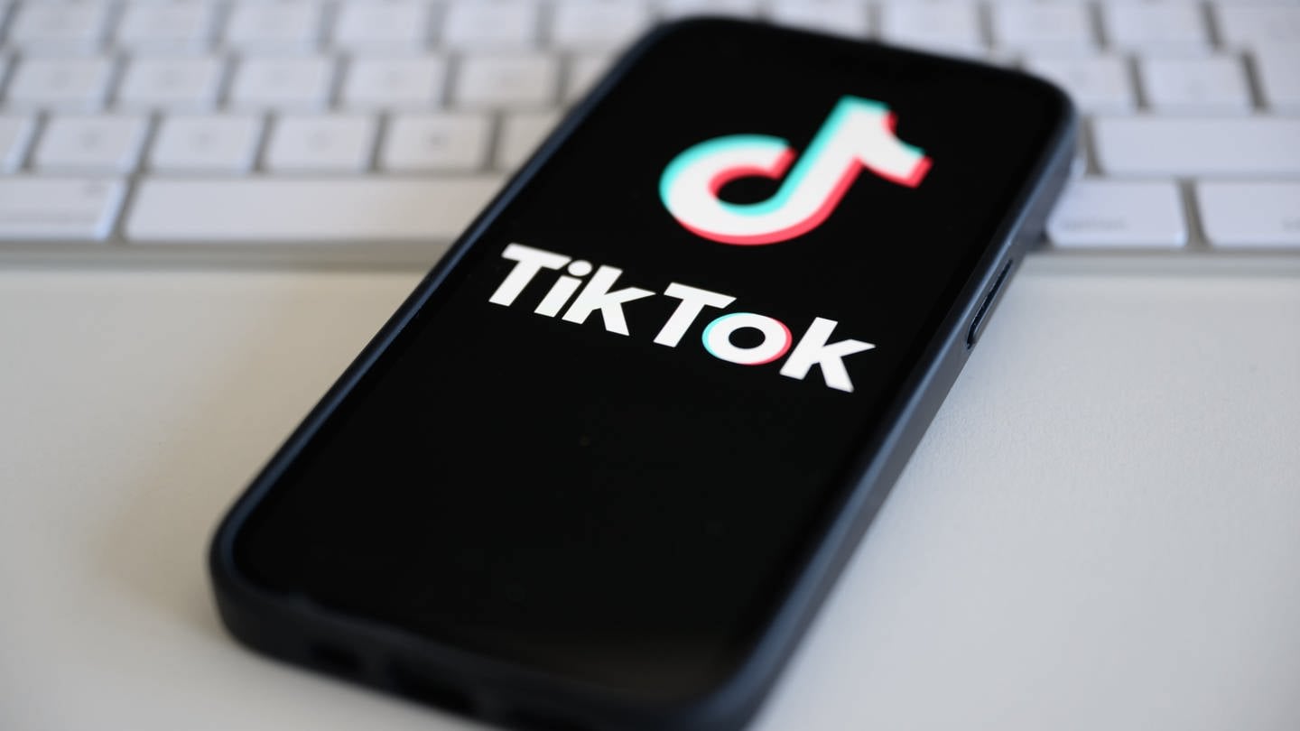 Auf einem Smartphone wird das Logo der Plattform TikTok angezeigt.