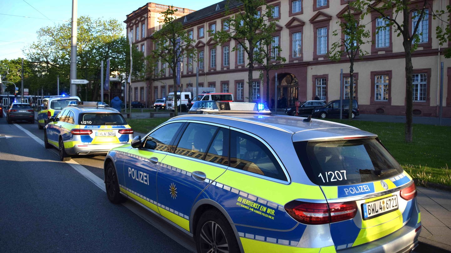 Polizeifahrzeuge stehen vor der Universität in Mannheim