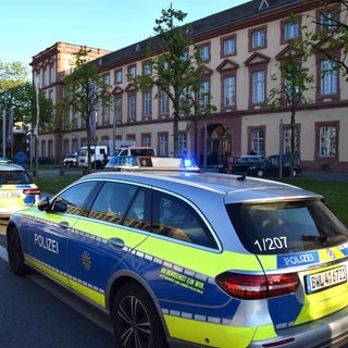 Polizeifahrzeuge stehen vor der Universität in Mannheim