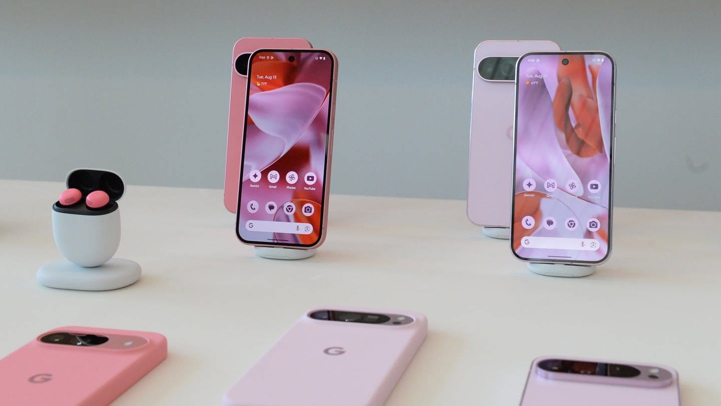 Neue Smartphones des Modells Pixel 9 von Google werden im Hauptquartier des Konzerns gezeigt.