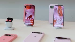 Neue Smartphones des Modells Pixel 9 von Google werden im Hauptquartier des Konzerns gezeigt.