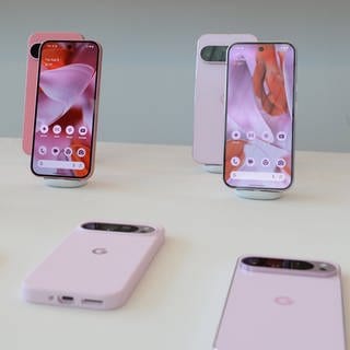 Neue Smartphones des Modells Pixel 9 von Google werden im Hauptquartier des Konzerns gezeigt.