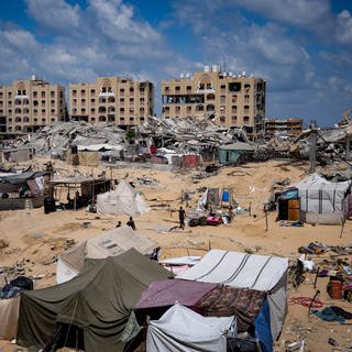 Palästinenser, die durch die israelische Luft- und Bodenoffensive auf den Gazastreifen vertrieben wurden, fliehen aus Hamad City.