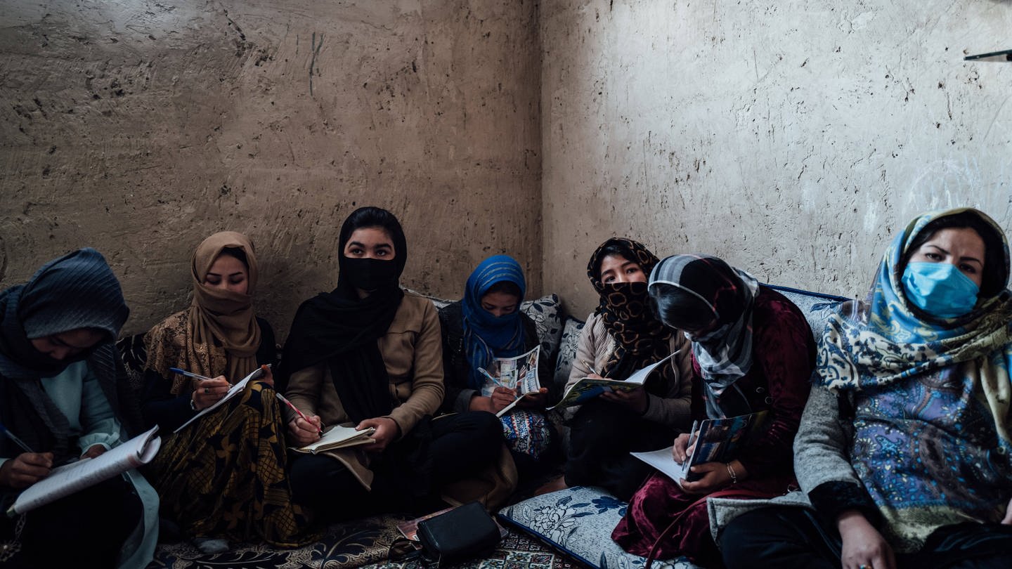 Afghanistan: Weil Mädchen über 12 keine Schulen besuchen dürfen, treffen sie sich heimlich zum lernen.