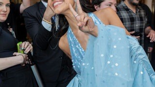 Rachel Zegler in einem blauen Kleid auf der Met Gala in NYC