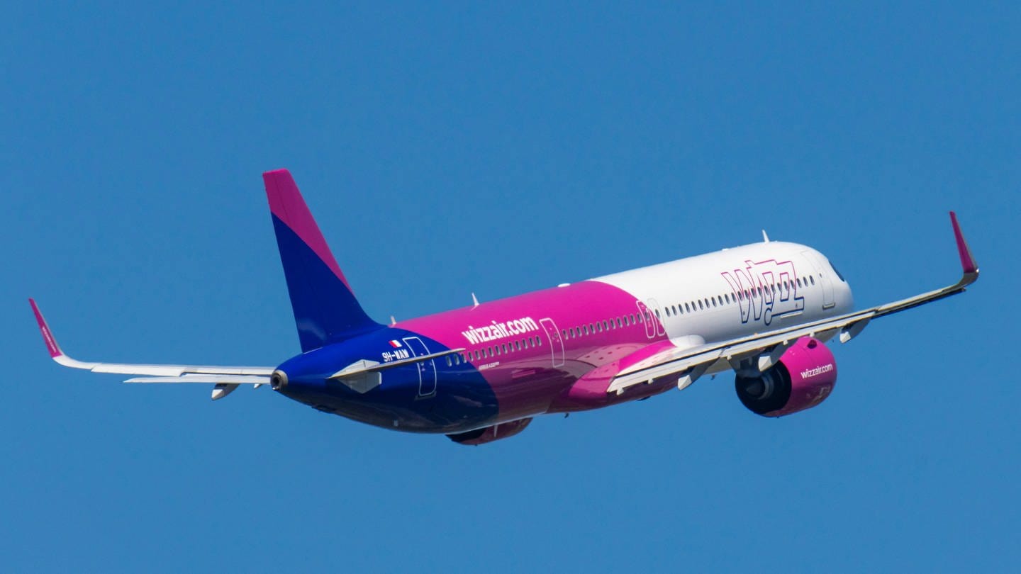 Ein Flugzeug Airbus A321neo der Airline Wizz Air fliegt im Himmel.