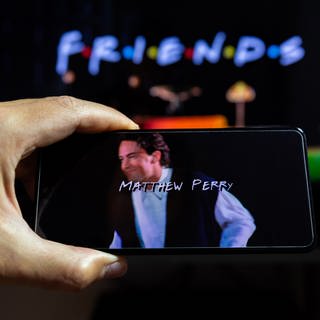 Der Star der Fernsehserie "Friends" Metthew Perry ist 2023 an einer Überdosis Ketamin gestorben. Jetzt erhebt die Staatsanwaltschaft Anklage.