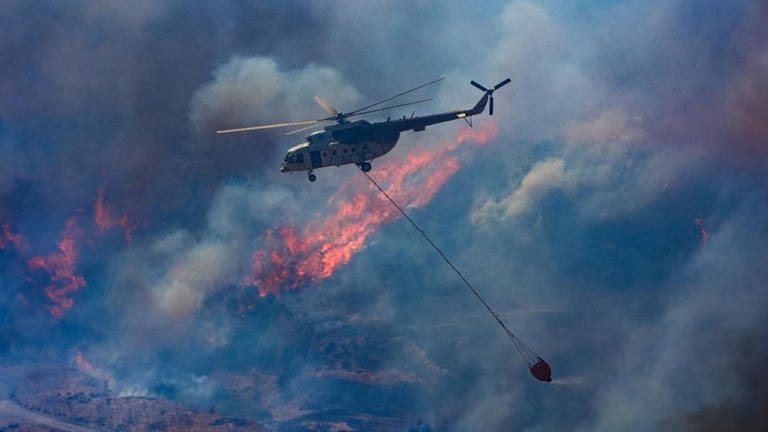 Löschhubschrauber im Einsatz in der Region Izmir, Türkei