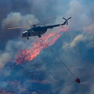 Löschhubschrauber im Einsatz in der Region Izmir, Türkei