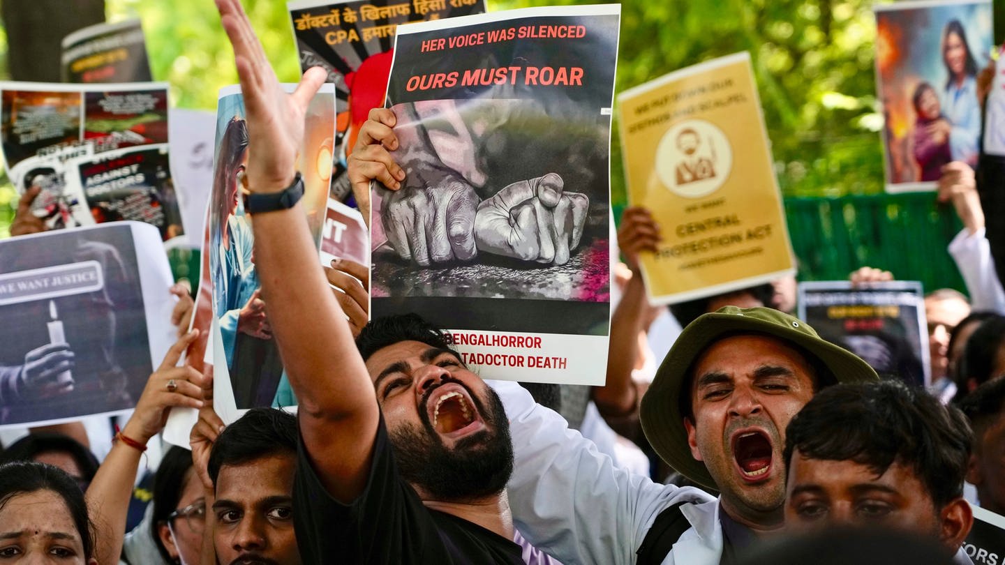 Ärzte und Sanitäter protestieren vor dem Büro des indischen Gesundheitsministers gegen die Vergewaltigung und Ermordung einer angehenden Ärztin in einem staatlichen Krankenhaus in Kolkata.