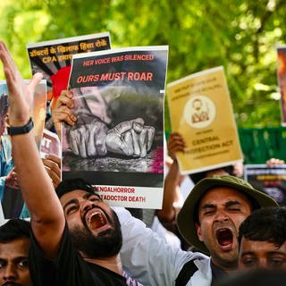 Ärzte und Sanitäter protestieren vor dem Büro des indischen Gesundheitsministers gegen die Vergewaltigung und Ermordung einer angehenden Ärztin in einem staatlichen Krankenhaus in Kolkata.