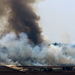 Das Bild zeigt Rauch auf Feldern im südlichen libanesischen Grenzdorf vor der israelischen Siedlung Metulla. In der Nacht auf Samstag hat die israelische Armee bei Angriffen, die nach eigenen Angaben gegen militärische Infrastruktur der Hisbollah gerichtet waren, mindestens neun Menschen getötet.