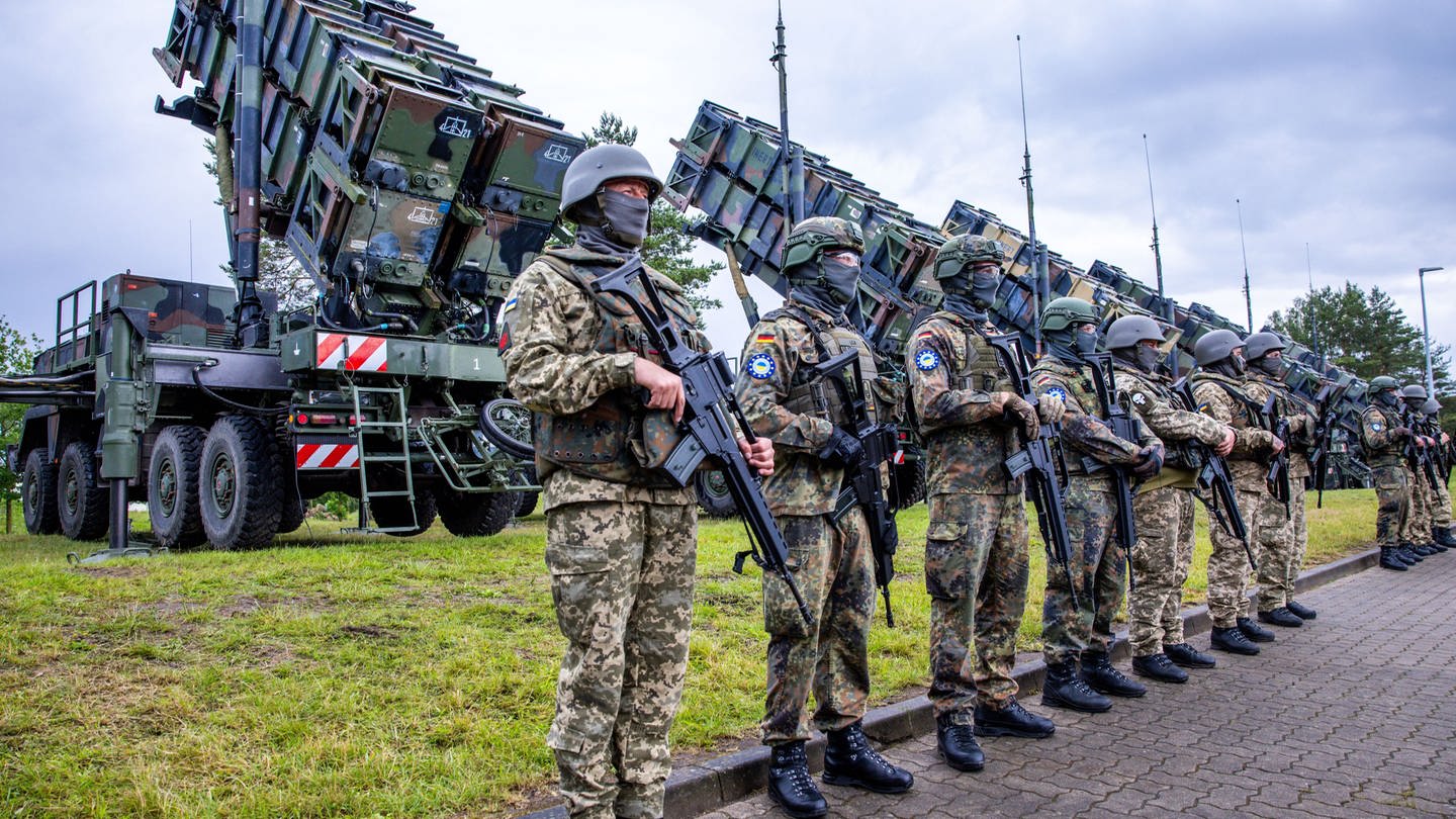 Ukrainische und deutsche Soldaten stehen bei der Ausbildung am Flugabwehrraketensystem «Patriot» auf einem Truppenübungsplatz.