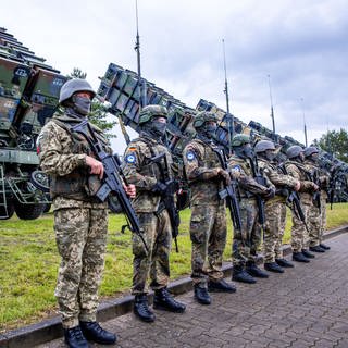 Ukrainische und deutsche Soldaten stehen bei der Ausbildung am Flugabwehrraketensystem «Patriot» auf einem Truppenübungsplatz.