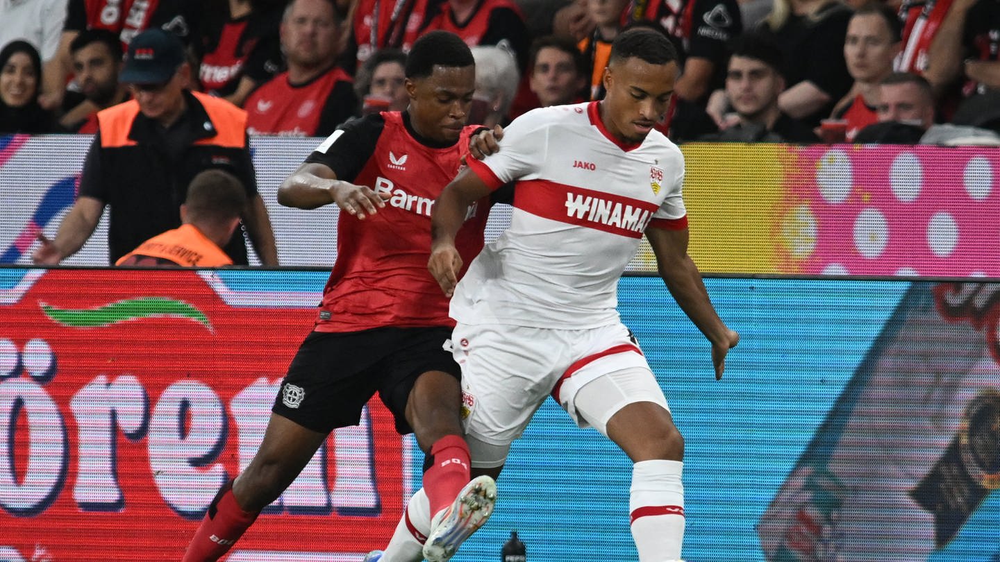 Fußball, DFL-Supercup, Finale, Bayer Leverkusen - VfB Stuttgart, BayArena: Leverkusens Jeanuel Belocian (l) und Stuttgarts Jamie Leweling