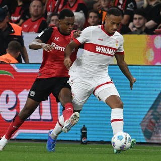 Fußball, DFL-Supercup, Finale, Bayer Leverkusen - VfB Stuttgart, BayArena: Leverkusens Jeanuel Belocian (l) und Stuttgarts Jamie Leweling