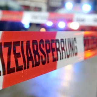 Ein Flatterband mit der Aufschrift "Polizeiabsperrung" - Weltkriegsbombe in Stuttgart-Feuerbach gefunden