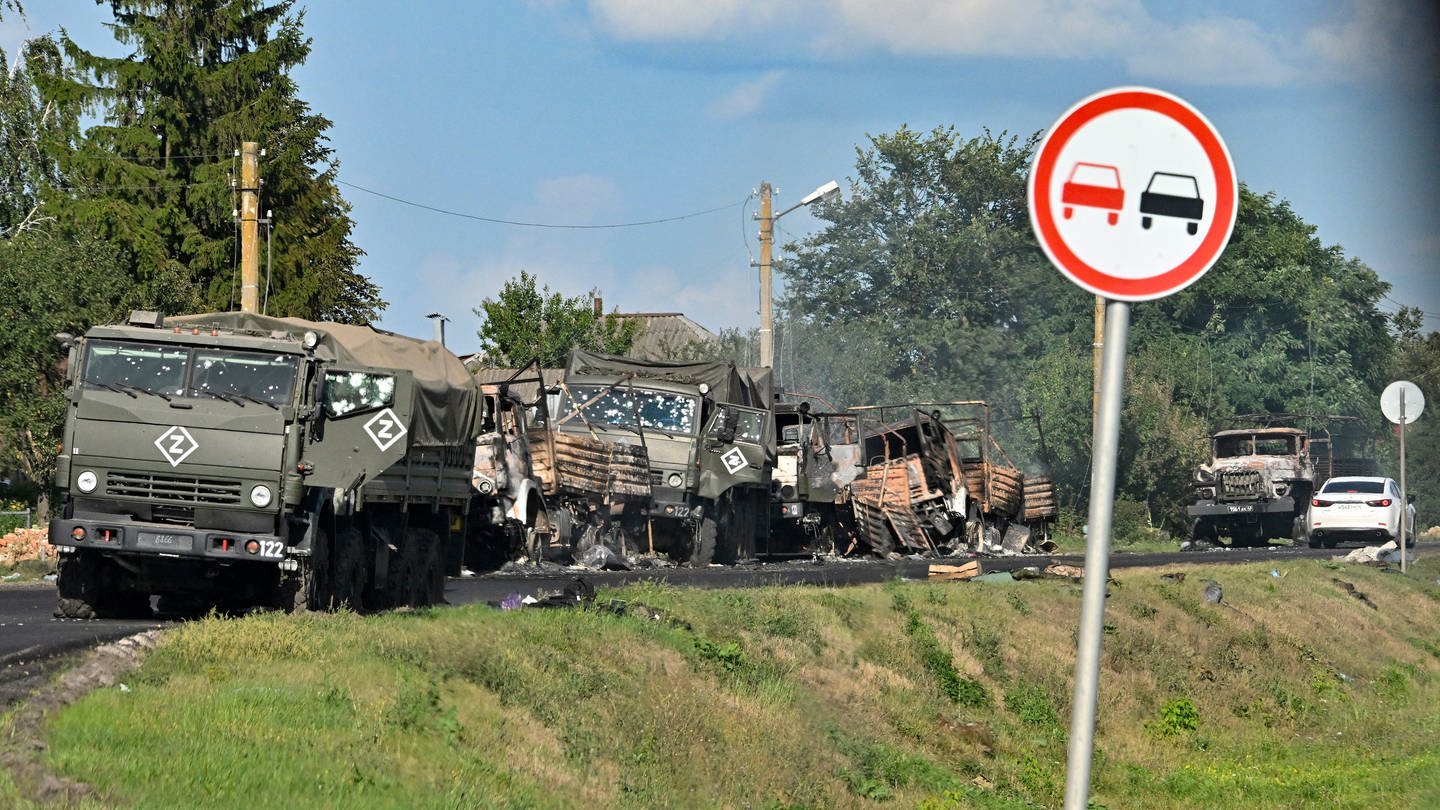 Eine Kolonne von Lastwagen der russischen Armee, die durch den Beschuss der ukrainischen Streitkräfte auf der Autobahn im Bezirk Sudschanski in der russischen Region Kursk beschädigt wurde.