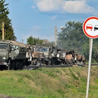 Eine Kolonne von Lastwagen der russischen Armee, die durch den Beschuss der ukrainischen Streitkräfte auf der Autobahn im Bezirk Sudschanski in der russischen Region Kursk beschädigt wurde.