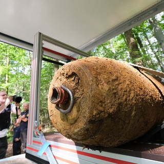 Eine Bombe aus dem Weltkrieg liegt nach der Entschärfung in Stuttgart-Feuerbach zum Abtransport auf einem Wagen.