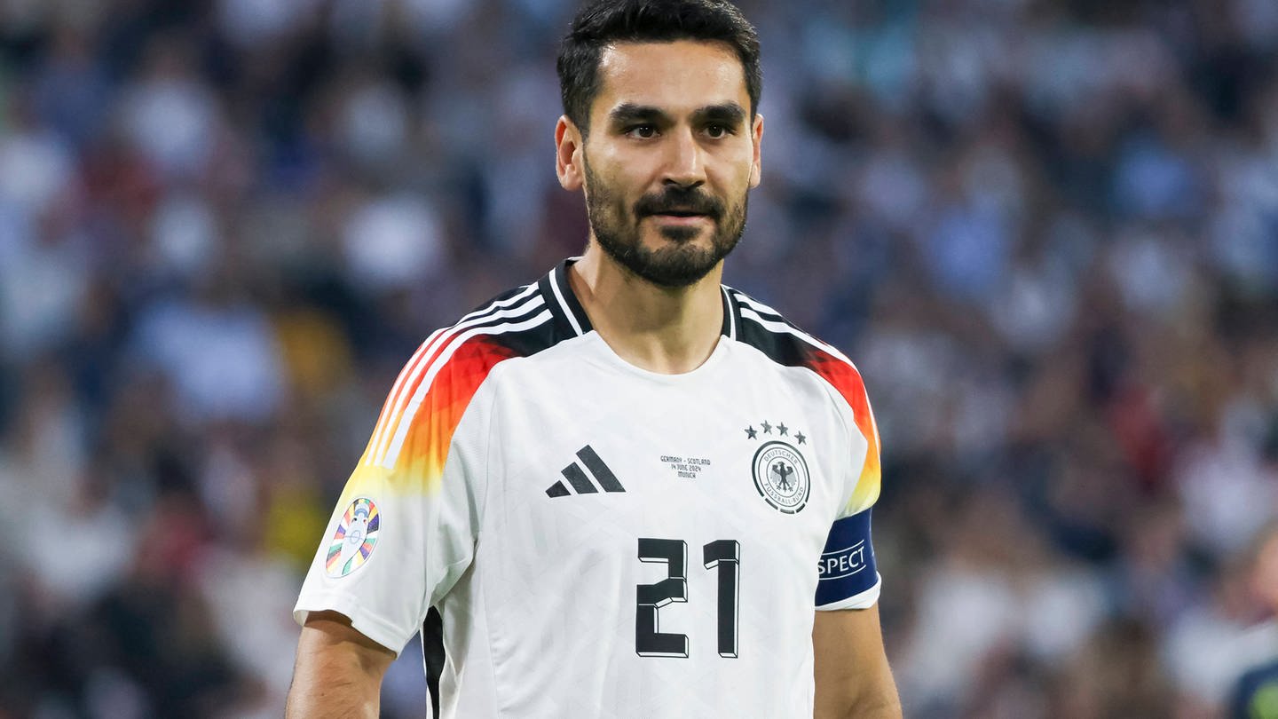 Ilkay Gündoğan im weißen Trikot der Nationalelf.