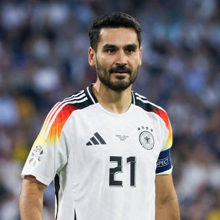 Ilkay Gündoğan im weißen Trikot der Nationalelf. 