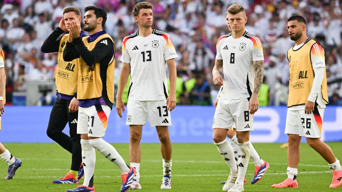 Nach dem EM-Aus gegen Spanien bedanken sich Ilkay Gündoğan, Toni Kroos, Thomas Müller, Deniz Undav und Co. bei den deutschen Fans. Ob es wirklich das letzte Spiel von Ilkay Gündoğan war?