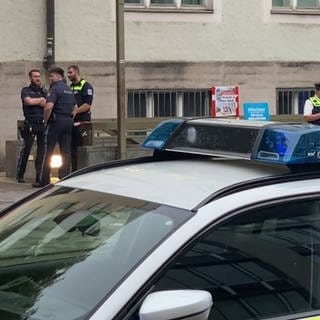 Einsatzkräfte der Polizei stehen vor einem Supermarkt im Münchner Stadtteil Sendling. In einem Supermarkt in München ist am Abend eine Frau von der Polizei erschossen worden, nachdem sie die Einsatzkräfte mit dem Messer attackiert haben soll.