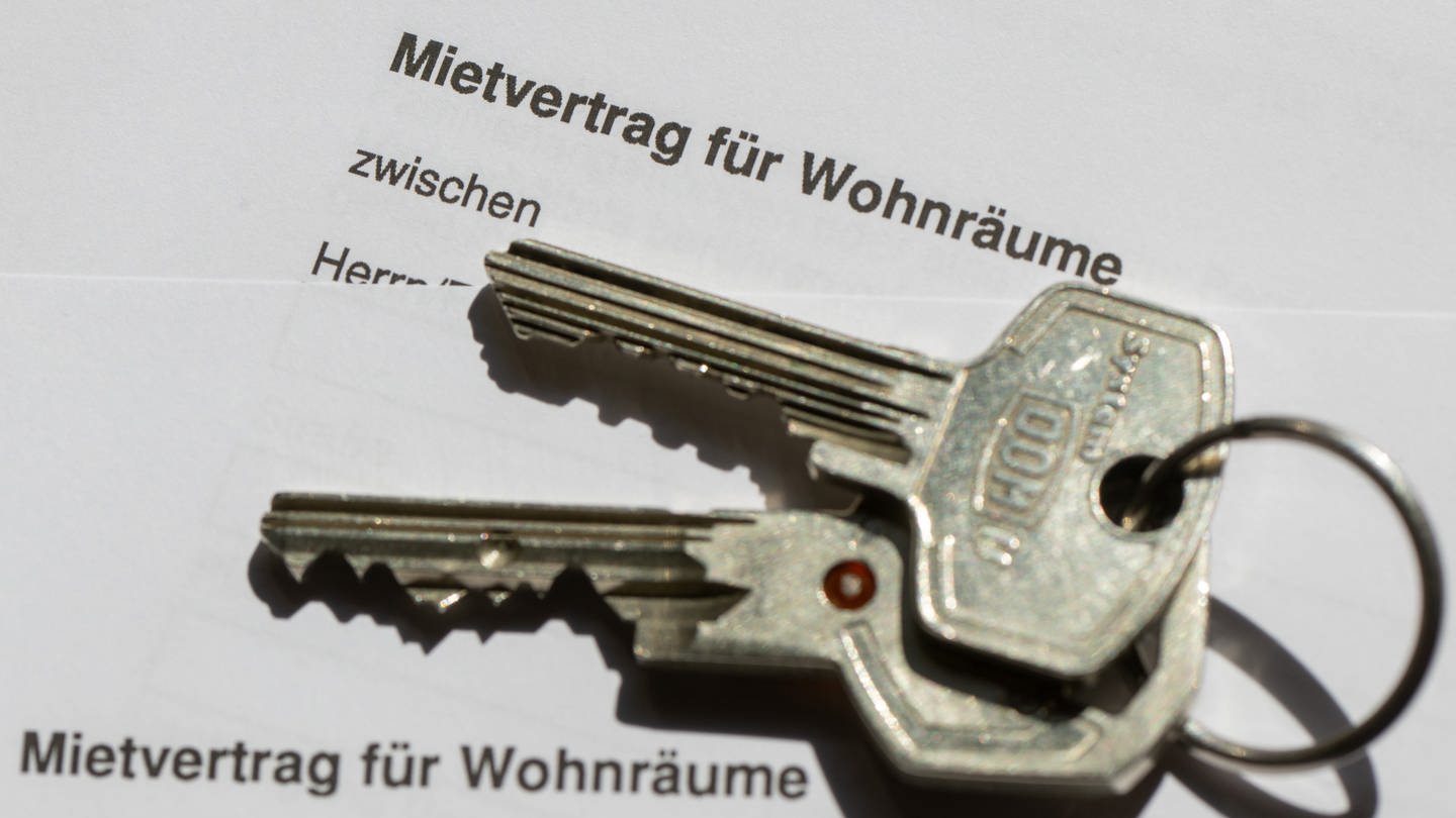 Die Schlüssel zur neuen Wohnung des Mieters liegen auf dem Mietvertrag. Damit die Wohnung nicht zu teuer ist, reguliert der Staat die Preise mit der Mietpreisbremse - es gibt aber Ausnahmen.