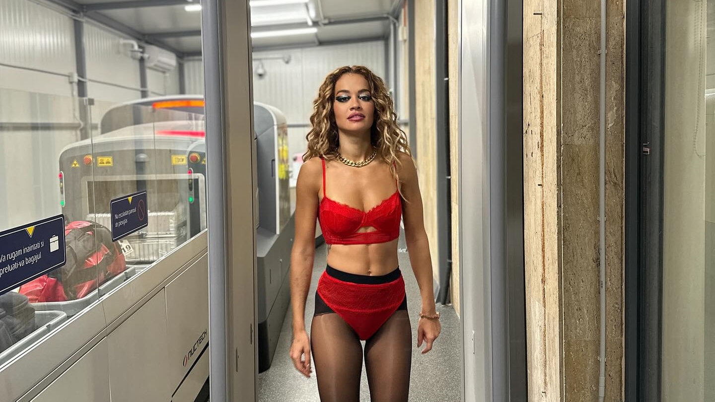 Rita Ora musste am Flughafen in roter Unterwäsche durch den Security Check