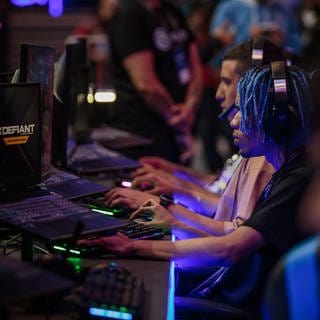 Junge Menschen spielen XDefiant bei der Eröffnung der weltgrößten Computerspiel- und Videospiel-Messe Gamescom - HEute Abend wird die Gamescom in Köln mit der Opening Night eröffnet