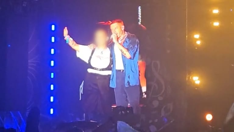 Ein Bild aus einem TikTok-Video vom Macklemore-Auftritt auf dem „Lovestream“-Festival in Bratislava. Hier ist er auf der Bühne mit Fan Samantha.