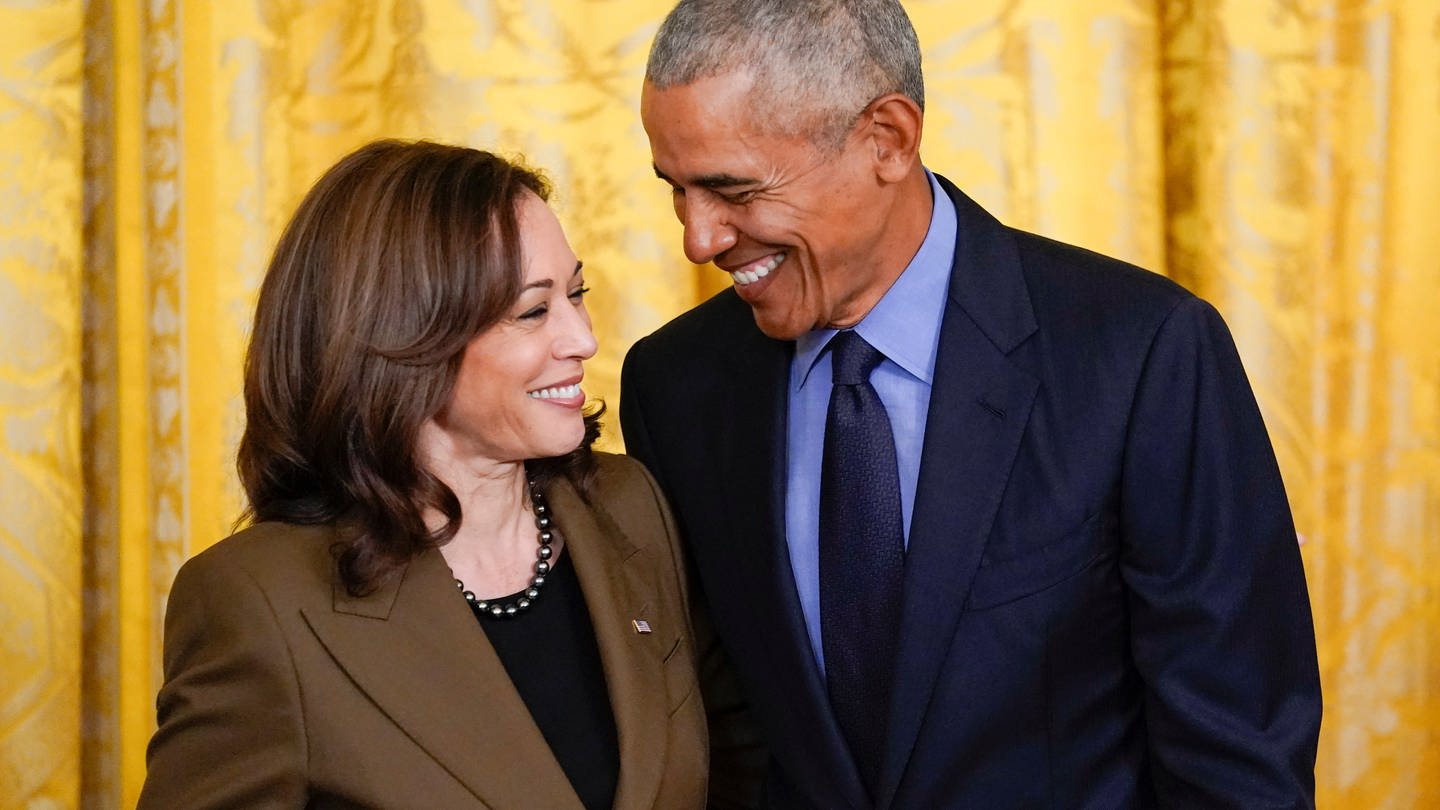 Kamala Harris, Vizepräsidentin der USA, und Barack Obama, ehemaliger Präsident der USA, sprechen im East Room des Weißen Hauses miteinander. Jetzt hat Obama beim Parteitag der Demokraten den Staffelstab an Harris übergeben- sie sei bereit für den Job.