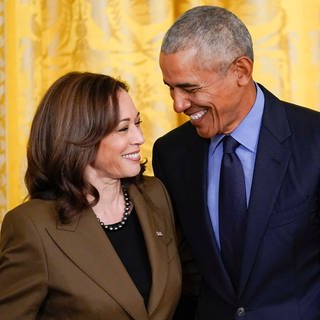 Kamala Harris, Vizepräsidentin der USA, und Barack Obama, ehemaliger Präsident der USA, sprechen im East Room des Weißen Hauses miteinander. Jetzt hat Obama beim Parteitag der Demokraten den Staffelstab an Harris übergeben- sie sei bereit für den Job.