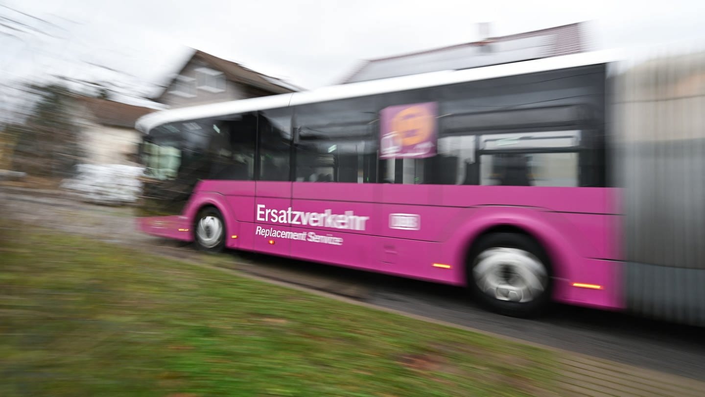 Ein Bus, der im Ersatzverkehr im Einsatz ist, fährt am Bahnhof von Groß-Rohrheim ab.