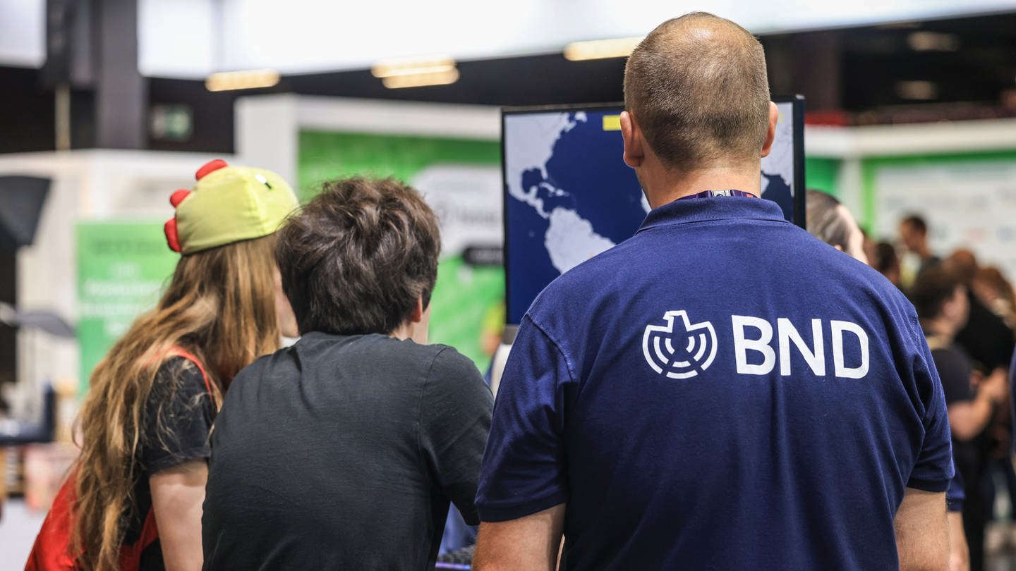 Mitarbeiter sprechen am Stand des BND (Bundesnachrichtendienst) mit Messebesuchern. Der BND sucht auf der Gamescom Mitarbeiter.