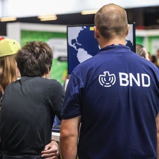 Mitarbeiter sprechen am Stand des BND (Bundesnachrichtendienst) mit Messebesuchern. Der BND sucht auf der Gamescom Mitarbeiter.