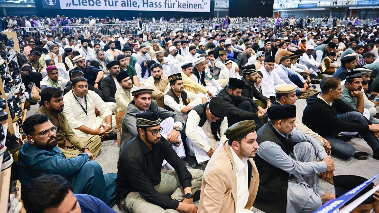 Muslime der Ahmadiyya-Gemeinde in Deutschland versammeln sich in den Hallen der Messe Stuttgart zu einem Gebet.