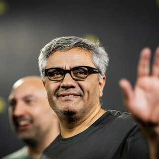 Mohammad Rasoulof, Regisseur aus Iran, winkt auf dem Photocall zu seinem Film "The Seed of the Sacred Fig" auf dem 77. Internationalen Filmfestival Locarno.