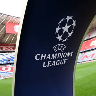 Ein Aufsteller mit dem Logo der Champions League steht in der Allianz Arena in München. Zur Saison 202425 hat die UEFA die Hymne der Champions League angepasst.