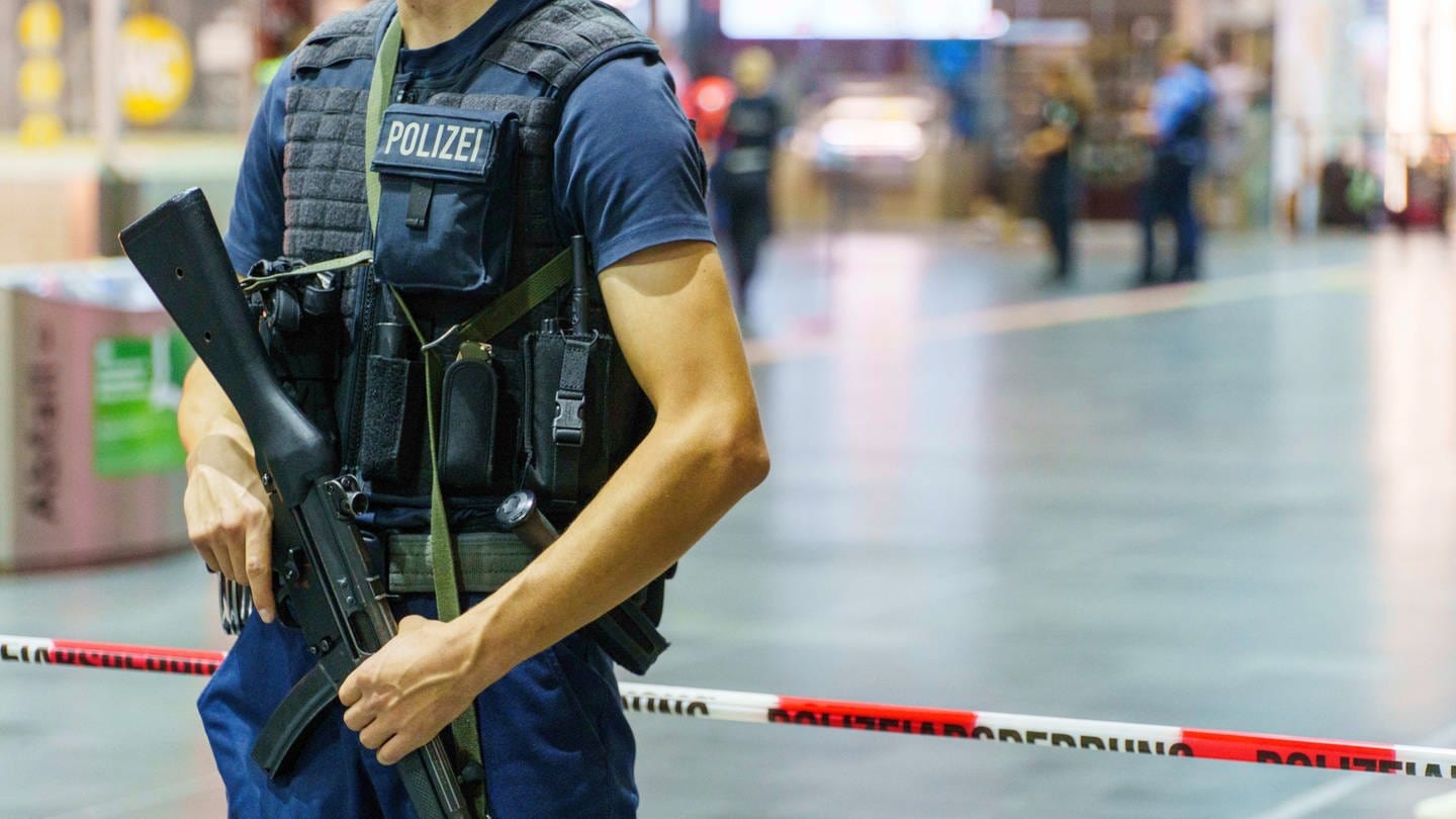 Am Frankfurter Hauptbahnhof wurde ein Mann erschossen. Dei Polizei sichert den Tatort.