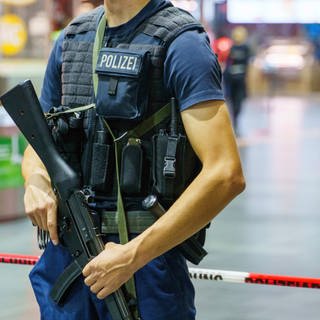 Am Frankfurter Hauptbahnhof wurde ein Mann erschossen. Dei Polizei sichert den Tatort.