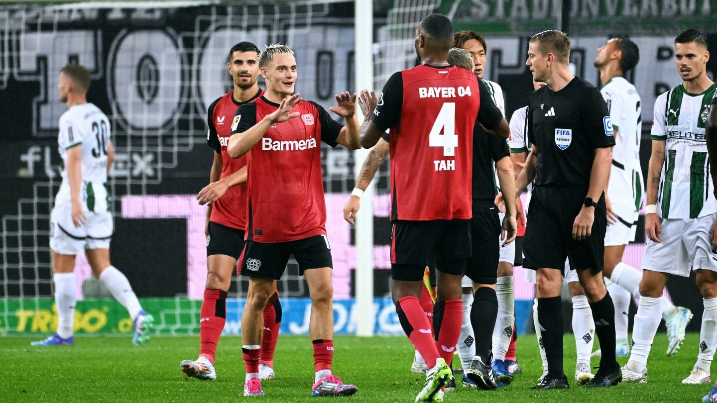 Beim Eröffnungsspiel der Bundesliga hat Florian Wirtz in der Nachspielzeit das entscheidende Tor zum 2:3-Sieg für Leverkusen gegen Gladbach geschossen.