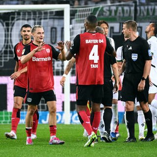 Beim Eröffnungsspiel der Bundesliga hat Florian Wirtz in der Nachspielzeit das entscheidende Tor zum 2:3-Sieg für Leverkusen gegen Gladbach geschossen.