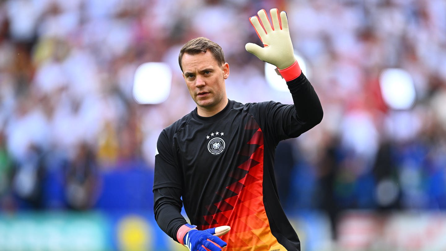 Deutschlands Torhüter Manuel Neuer winkt vor einem Spiel der Deutschen Nationalmannschaft (Archiv)