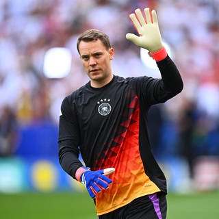 Deutschlands Torhüter Manuel Neuer winkt vor einem Spiel der Deutschen Nationalmannschaft (Archiv)