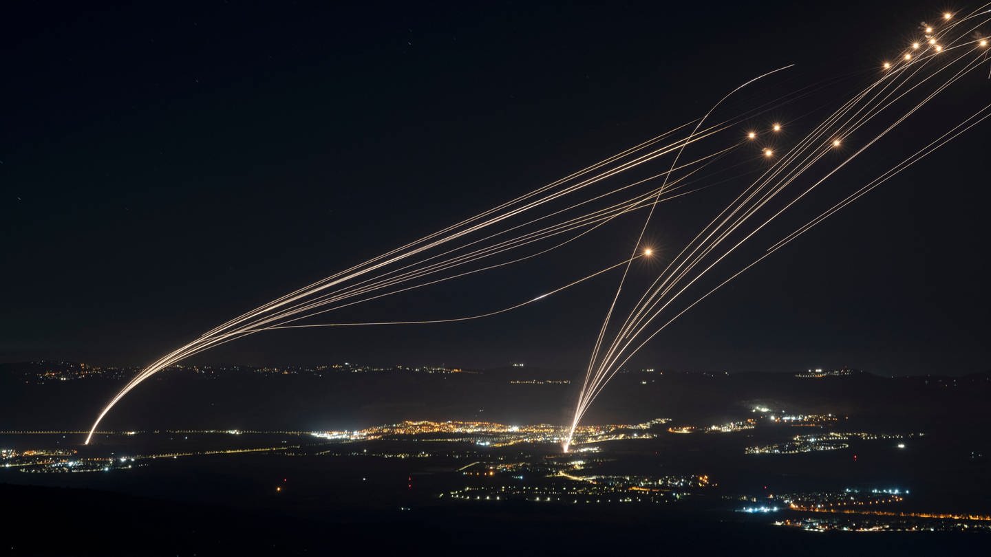 Das israelische Luftabwehrsystem Iron Dome feuert, um einen Angriff aus dem Libanon abzufangen. Die Hisbollah hat offenbar einen Vergeltungsangriff gestartet.